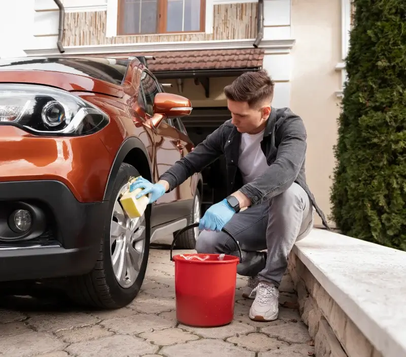 Lavage auto à domicile Monbalen : professionnel intervenant sur un véhicule